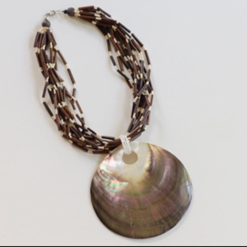 NEVER WORN Shell necklace